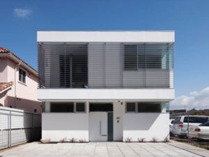池を望む家1