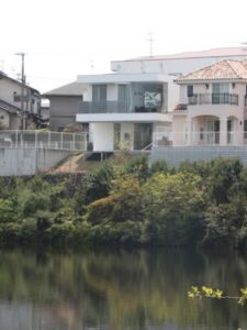 池を望む家2