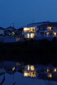 池を望む家3