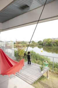 池を望む家4