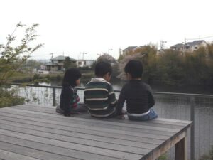 池を望む家6