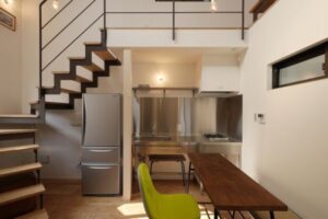 超狭小変形角地の２階建てスキップフロア_2