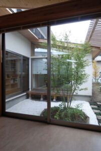 本庄SB邸＜４つの庭に挟まれ奥行きを感じる家＞_5