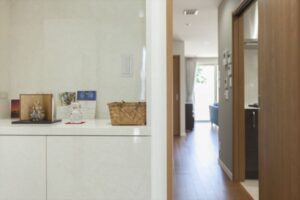 上品な色合いが印象的な、心地よい家_7