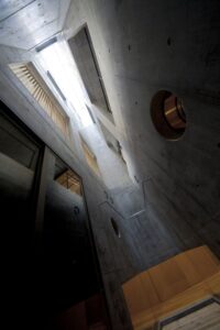 世田谷HN邸＜建物を貫く光のクレバスの家＞_5